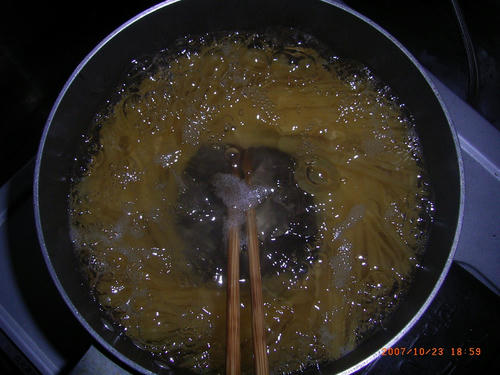 スパゲッティを湯の中に沈めた所