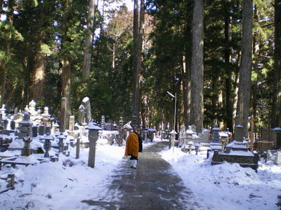 世界遺産　『高野山中の橋から奥の院』行交う人は僧侶のみ♪