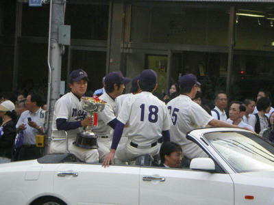 明治大学優勝おめでとう！東京六大学野球春季リーグ戦　優勝パレード♪