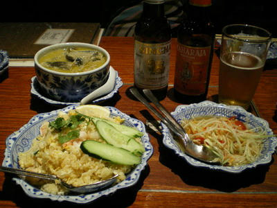 タイ料理『タイスキレストラン　ムアン・タイ・なべ』海老と鶏肉のグリーンカレーと焼き飯♪