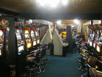 神保町 ゲームコーナーミッキーは若者がいっぱい♪