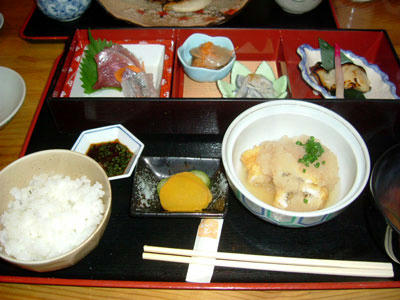 新宿五丁目、静かな和の空間　『和味りん』のランチ　幕の内弁当風～♪