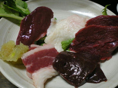 思い出横町珍品スタミナ料理朝起(あさだち)で馬刺しを珍味珍味♪