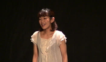 歌う太田まり
