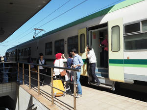 乗換駅で乗り換える人々