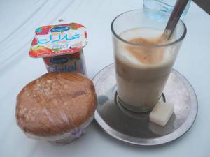 カフェで買ったヨーグルトとカフェオレとマフィン