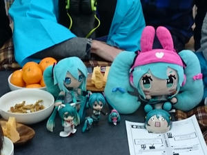 コタツの上にある初音ミクのぬいぐるみとみかん