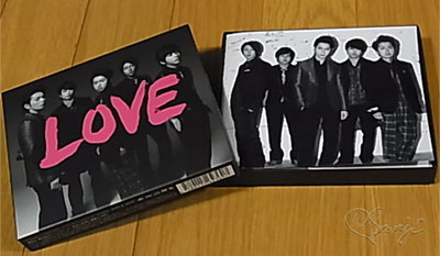 嵐の LOVE 初回限定盤 CDが入った箱のフタを開けると