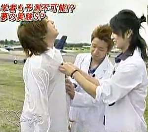 20060926 驚きの嵐!翔くんのYシャツのボタンを留めてあげる潤くんと智くん
