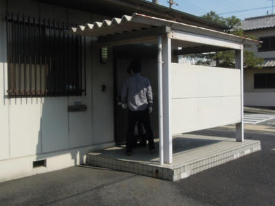 外から医院へ