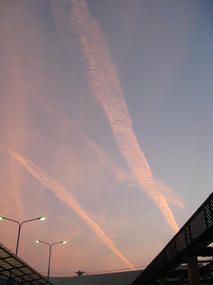 夕焼け　飛行機雲