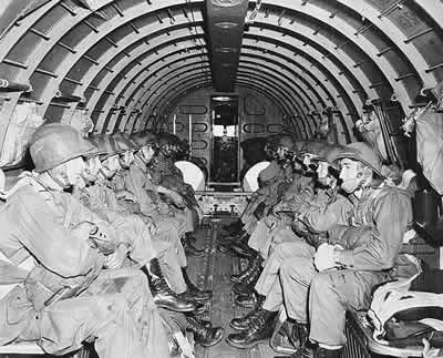 U.S_Army_paratroopers_1942.jpg