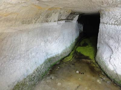 岩の中に掘られた水路