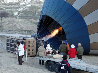 気球に送風機で空気を送り込む