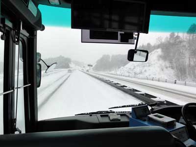 雪で真っ白な東海北陸自動車道