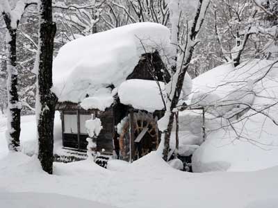 凍りついた水車小屋