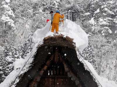 危険な雪下ろし