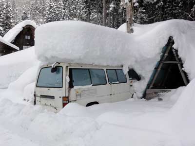 車の上に積もった雪の高さに注目