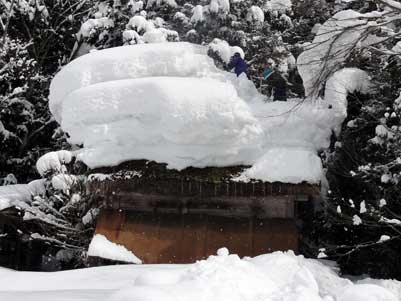 屋根の上の雪の形が変だと思ったら