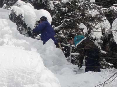 雪降ろししている最中