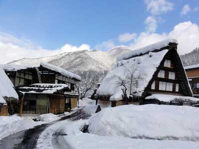 １００年の歴史を知る古い家屋（右側）