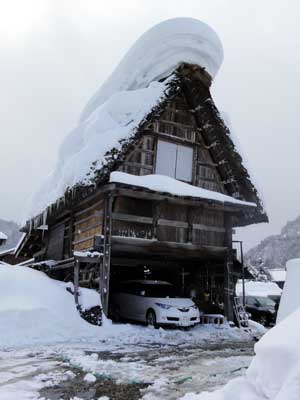 車庫も合掌造りの家の下