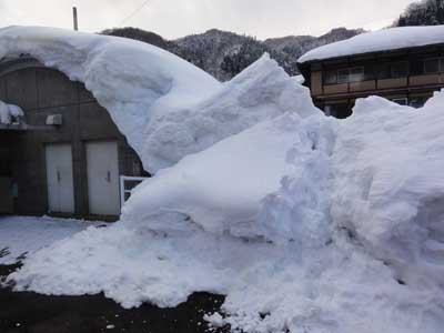 雪に埋もれる駅