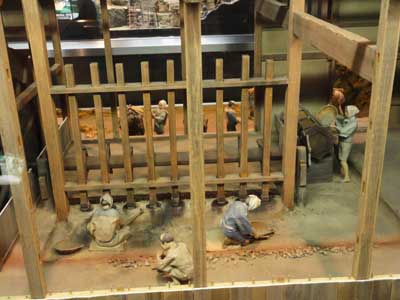 江戸時代の製錬作業風景