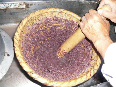 ざるで小豆をつぶす。