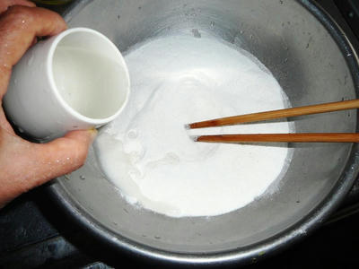 団子の粉に水を混ぜる