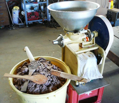 味噌作り機械と味噌の材料