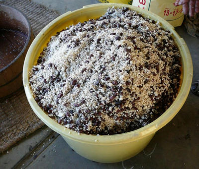 黒豆　塩　麹を混ぜ合わせる