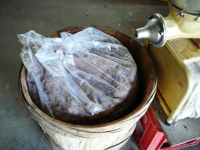 たるにビニールを入れ味噌機械から詰める