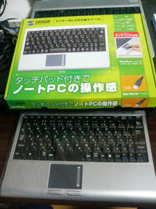 デスクトップパソコンでタッチパッド付きキーボード