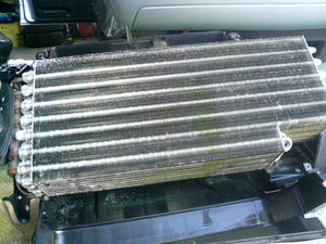 ベンツSクラス（W140）エアコン修理　エアコンユニット外れた。エバポレーター交換