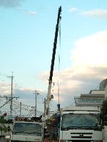 クレーンの下には