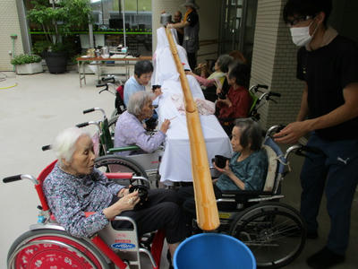 中庭で入居者が流しそうめん