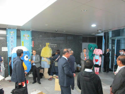 静岡駅地下道でふじっぴー、トロベー、あおいくん、ケアットちゃん