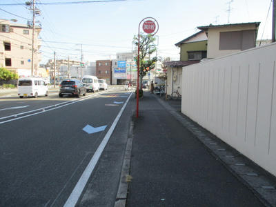 小鹿郵便局の前は、車道幅が狭い