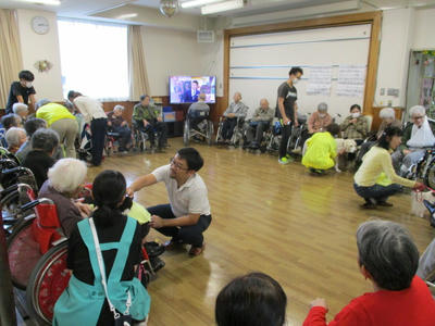 アニマルセラピー、スタッフが入居者の皆様のところへ順番に挨拶
