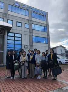 アリス学園玄関で集合写真