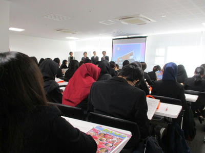 プレゼンテーションを聞く留学生