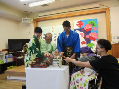特養新年会　鏡開き
