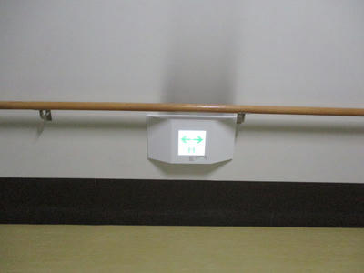 新館廊下誘導灯アフター