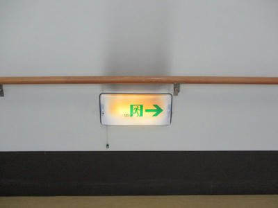 新館廊下誘導灯ビフォー