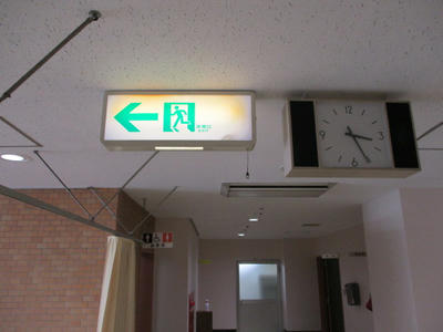 玄関ホール誘導灯ビフォー