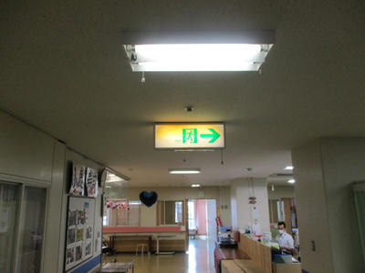 ２Fエレベーターホール前廊下の照明（改修前）