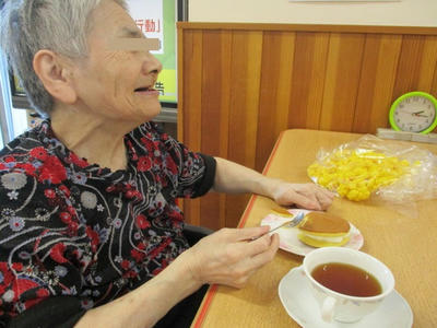 喫茶で生ドラを食べる入居者