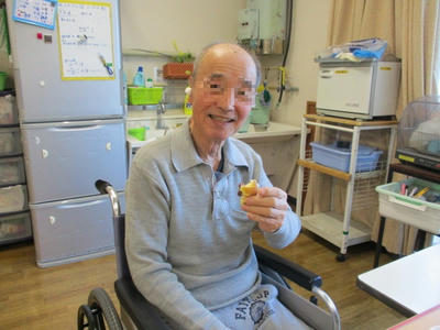 喫茶で笑顔をこぼす入居者