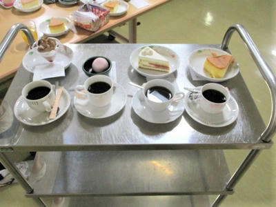 職員がワゴンで配膳します